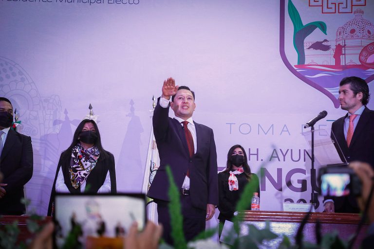 Diego Moreno Valle tomó protesta como alcalde electo de Santiago Tianguistenco