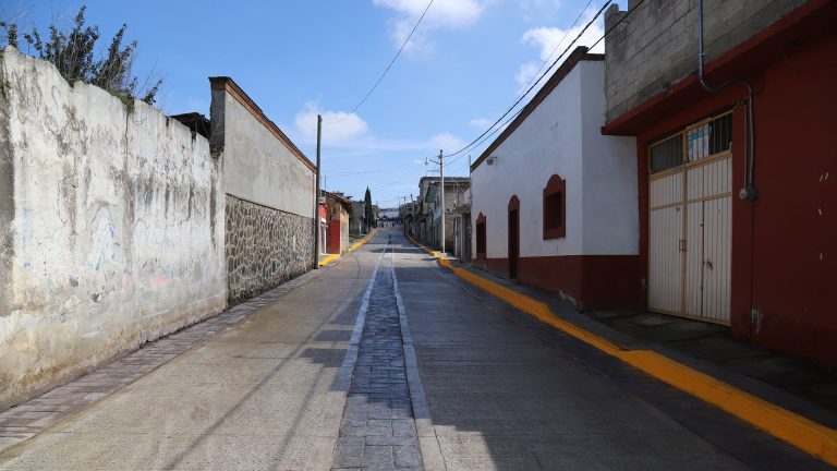 Recibe comunidad de Coatepec pavimentación de calle