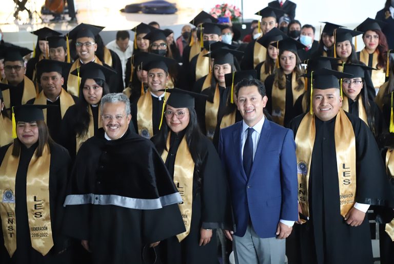 Felicita Diego Moreno Valle a nuevas maestras y maestros graduados de la Escuela Normal de Santiago Tianguistenco