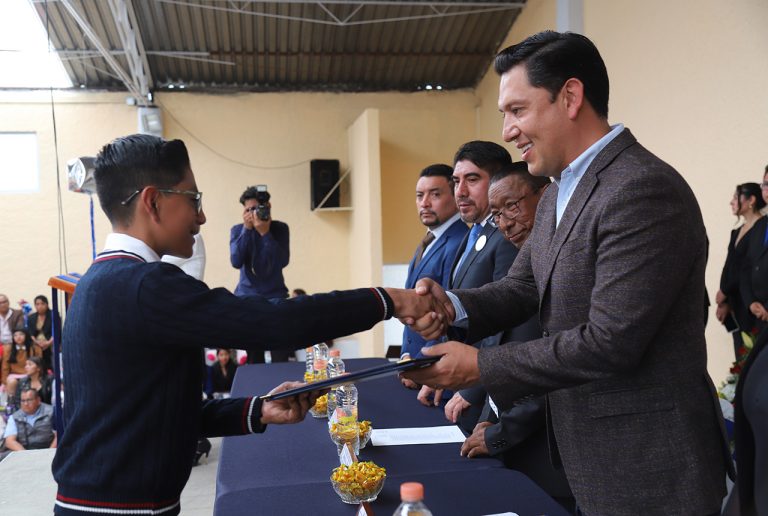Comparte Diego Moreno Valle momentos de alegría con egresados de primaria, secundaria y preparatoria de Tianguistenco